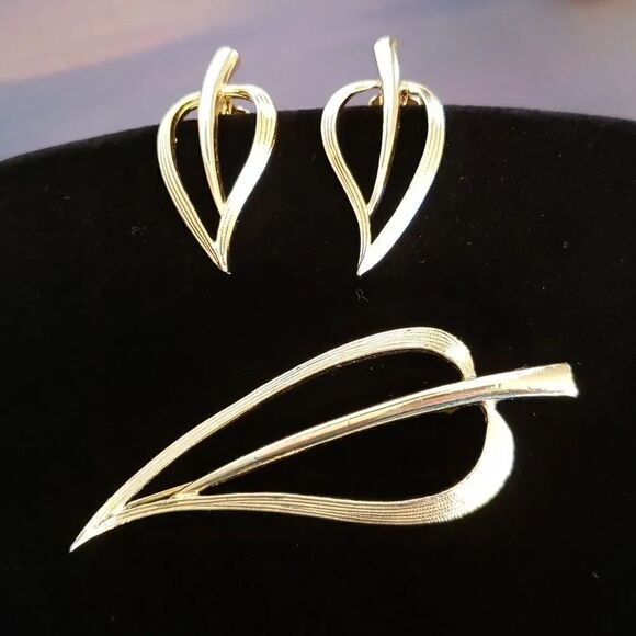 Sarah Coventry Jewelry - Vintage Signed Sarah Coventry Goldtone Leaf Brooch and Clip Earrings Set
